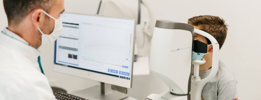 Lentillas Orto-K para el control de la miopía en Óptica Real 16 Juan con nino en Biometro