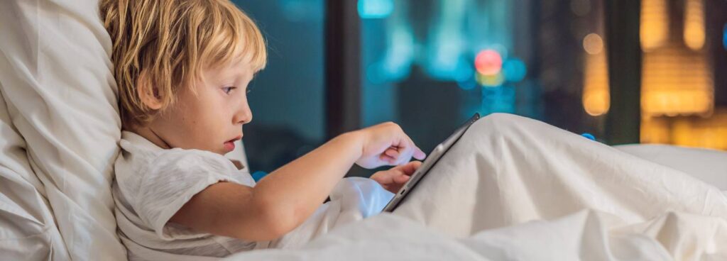 12 señales de que tu hijo puede necesitar gafas 11 nino tablet cama 1