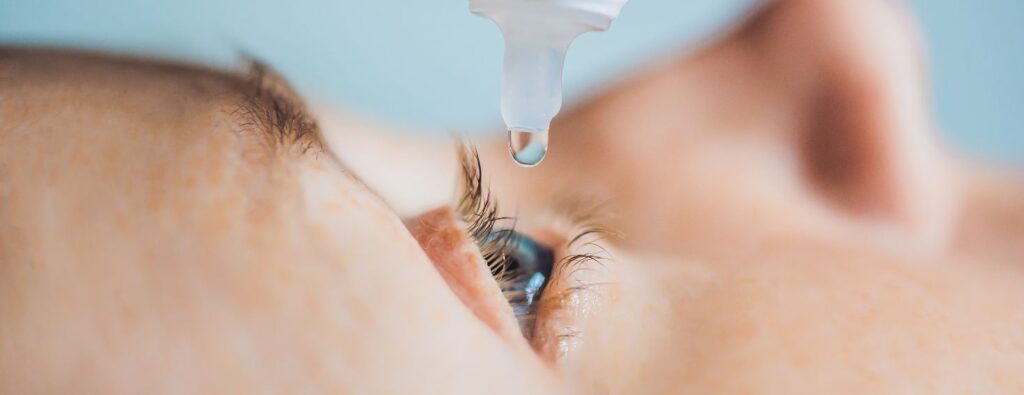 Cómo poner gotas en los ojos 14 poner gotas en el ojo