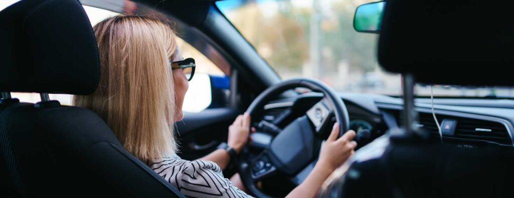 Ver bien para conducir seguro. Consejos para el día a día 12 mujer conduciendo gafas de sol