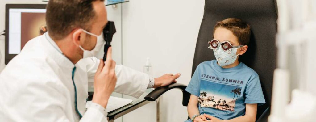 Retinoscopia ¿Qué es y para qué sirve? 8 examen de la retina a un niño