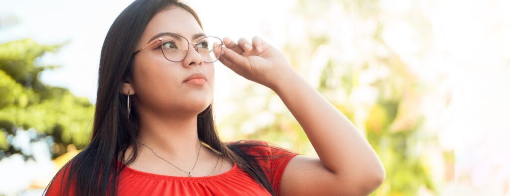 ¿Qué es el Astigmatismo Alto? 22 Joven mujer problema astigmatismo