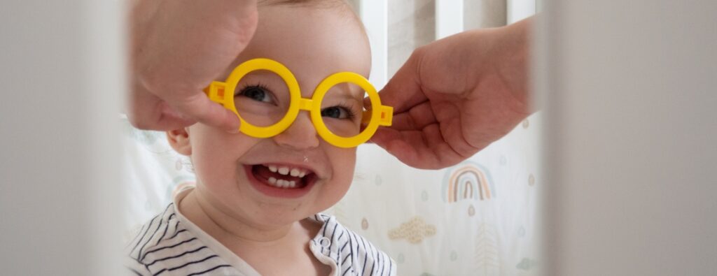 Bebés: ¿Cómo ven desde que nacen hasta los 2 años? 16 Bebe con gafas sonriendo